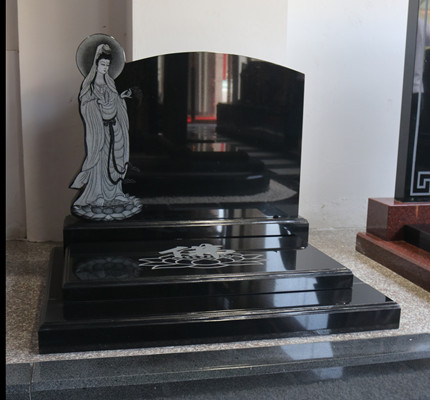 墓碑工廠創(chuàng)新小型藝術(shù)墓碑,鑲嵌瓷畫(huà)展現(xiàn)獨(dú)特藝術(shù)文化價(jià)值_工藝